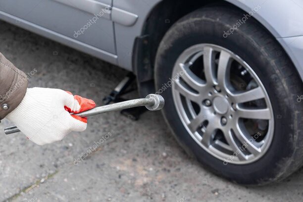 Mechanik sprawdzający samochód przed długą podróżą