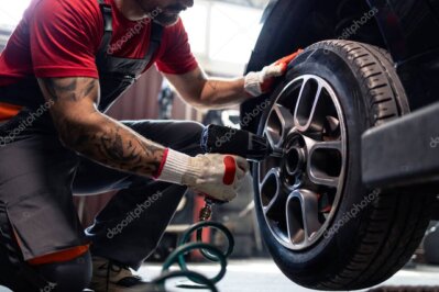 Mechanik naprawiający przebitą oponę